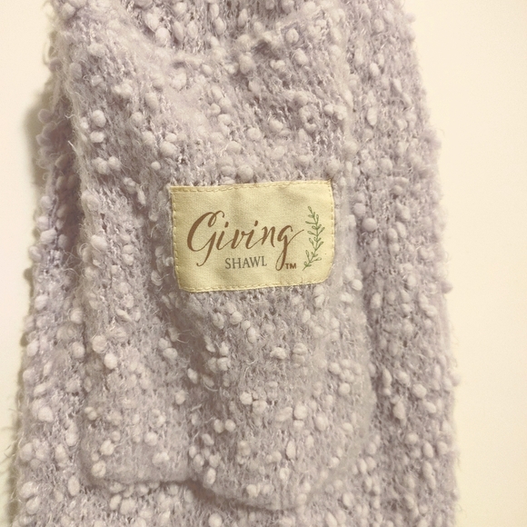 NWOT DEMDACO Giving Shawl OS - Picture 10 of 12